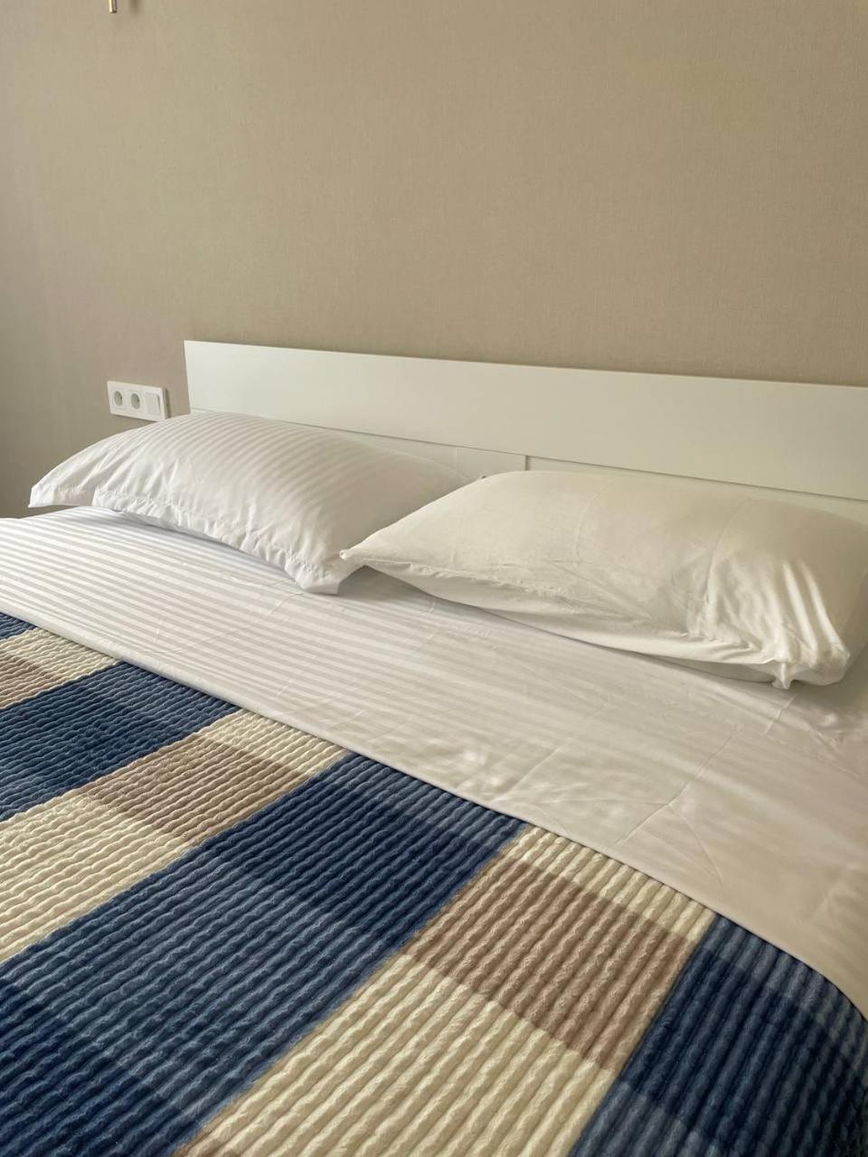 Apartment 3 Bedroom With 2 Restroom In The Ala Park Business Class